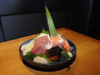 Combinado de sashimis serve até duas pessoas.