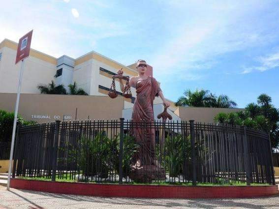 Cliente flagra estoquista se masturbando, chama a PM e homem fica 2 dias preso 