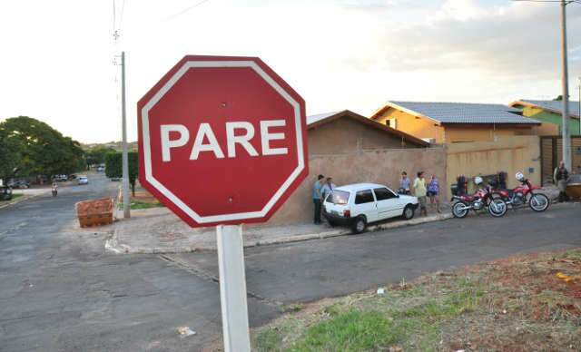  Jovem em Uno invade preferencial, bate em Gol e crian&ccedil;a fica ferida