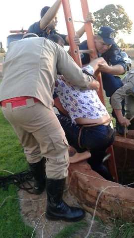 M&atilde;e e filho s&atilde;o resgatados por bombeiros de po&ccedil;o de 18 metros em Vicentina