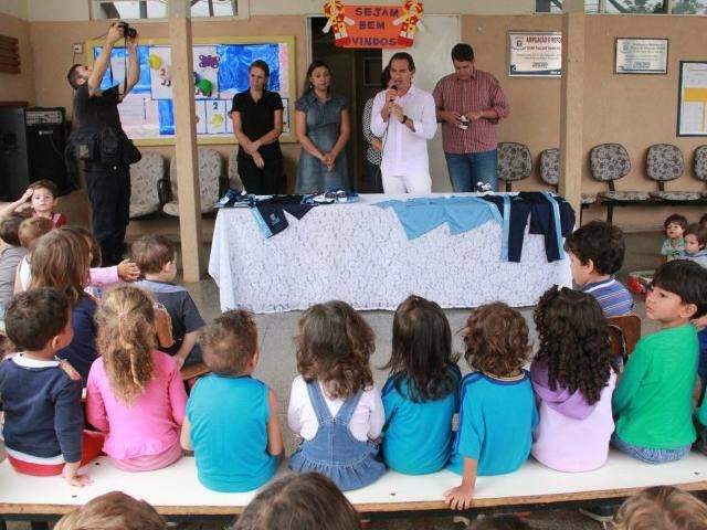 Marquinhos distribui uniformes para escolas da regi&atilde;o norte nesta quarta