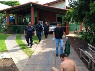 Camilo no momento em que foi dominado por policiais após corpo de veterinária ser encontrado no quarto (Foto: Adilson Domingos)