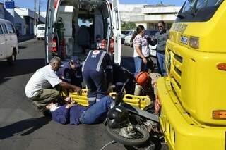 Vítima é socorrida após acidente no cruzamento da Bandeiras e Calógeras. (Foto: Cleber Gellio)