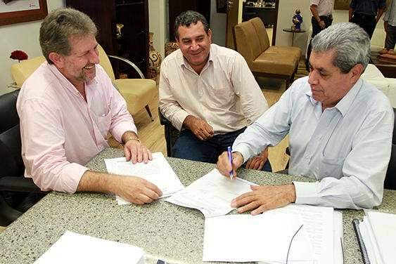 Governador cede &aacute;rea para constru&ccedil;&atilde;o de quadra esportiva em Laguna Carap&atilde;