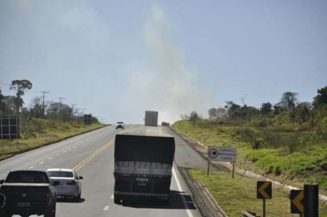 Inc&ecirc;ndio no macroanel de Campo Grande prejudica visibilidade de motoristas