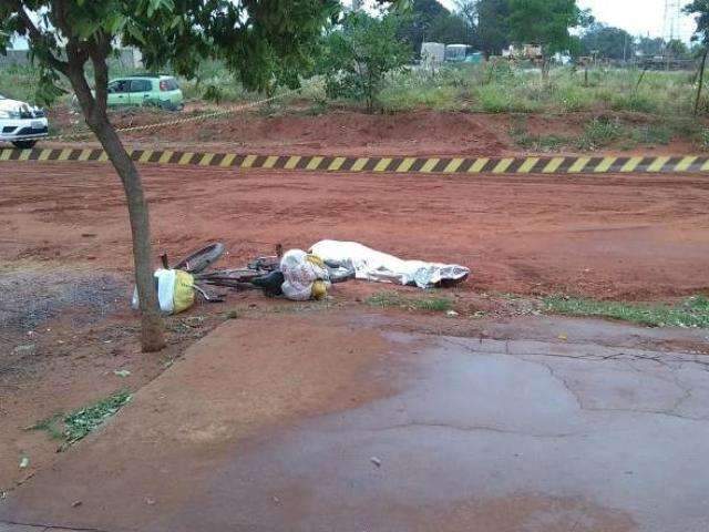 Idoso &eacute; encontrado morto ao lado de bicicleta e pol&iacute;cia investiga atropelamento