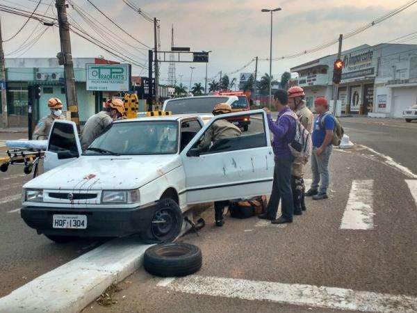 Rapaz fica ferido ao perder controle de ve&iacute;culo e bater em sem&aacute;foro da Zahran