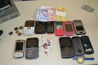 Drogas, dinheiro e celulares apreendidos com o casal (Foto: Dourados Agora)