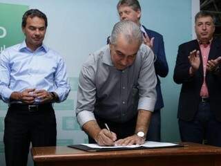 O governador Reinaldo Azambuja (PSDB) assinou o decreto publicado nesta quarta-feira (Foto: Arquivo/ Kísie Ainoã)