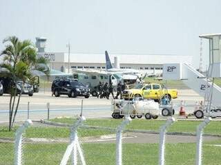 Desembarque de Adélio na pista do Aeroporto Internacional de Campo Grande (Foto: Kísie Ainoã)