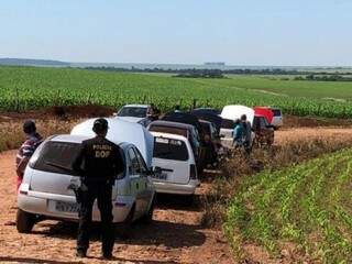 Policiais do DOF durante apreensão de comboio com contrabando na fronteira (Foto: Divulgação)