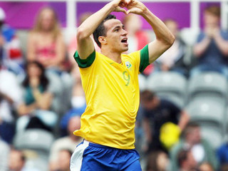 Seleção brasileira, do atacante Leandro Damião, duela com a Coreia do Sul por uma vaga na decisão. (Foto: AP)