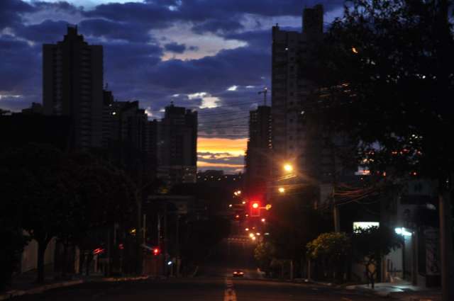 Sexta-feira amanhece com sol entre nuvens e temperatura amena na Capital