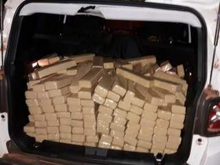 A droga estava dividida em tabletes, encontrados no porta-malas do carro. (Foto: JP News) 
