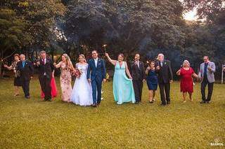 Os convidados ao lado dos noivos para a foto em família (Foto: Vicente Barros Fotografias)
