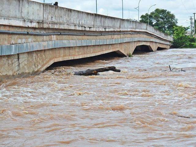 N&iacute;vel do rio Taquari continua alto e Defesa Civil alerta ribeirinhos 