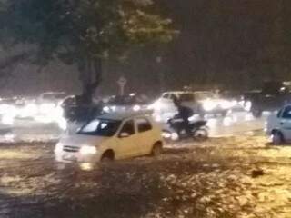 Situação na entrada das Moreninhas ficou crítica durante a chuva desta quarta (Foto: Direto das Ruas)