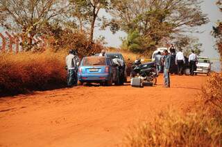 Carro de Reginaldo estava abandonado. Perícia foi feita no local. (Foto: Rodrigo Pazinato)