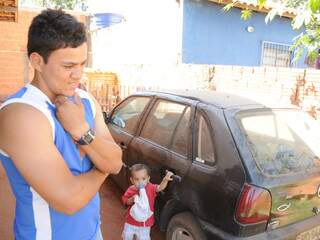 Com o carro empoeirado na garagem, Fabiano diz que não consegue nem sentar em frente de casa para tomar tereré (Foto: Rodrigo Pazinato)