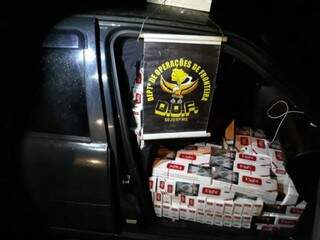 Carro estava carregado com 1500 pacotes - 30 caixas - de cigarros contrabandeados. (Foto: Divulgação/DOF)