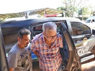 De camisa xadrez e óculos, Rondon chegou ao Centro de Triagem em uma viatura da Polícia Civil (Foto: Paulo Francis) 