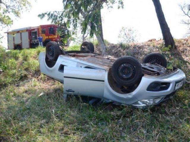 Professora da Uems fica ferida ap&oacute;s capotar picape na MS-450