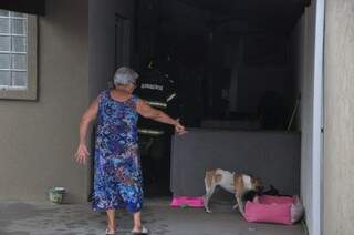 Moradora diz que ação dos vizinhos evitou tragédia ainda maior. (Foto: Marcelo Calazas)