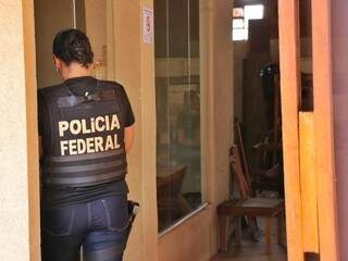 Policial federal em escritório da madeireira na Guaicurus (Foto: Henrique Kawminami)