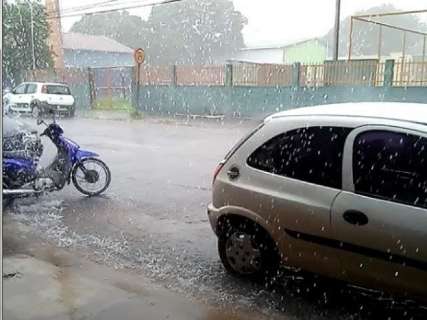 Chuva forte, vento e granizo assustam moradores de norte a sul da Capital