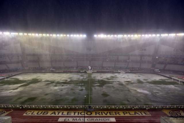 Chuva alaga gramado do Monumental  e adia cl&aacute;ssico entre Argentina e Brasil