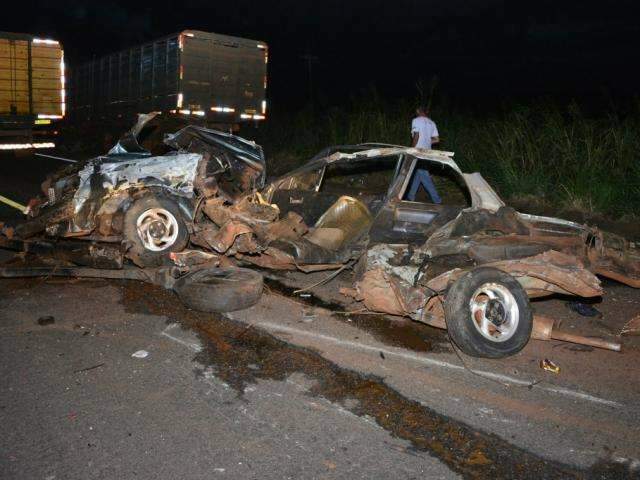 Ve&iacute;culo sendo rebocado bate em caminh&atilde;o na BR-267 e fica destru&iacute;do