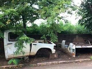 Carcaças de veículos abandonadas na região trazem riscos aos moradores. (Foto: Kísie Ainoã)