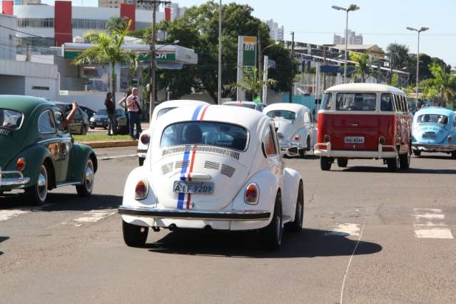 Carreata da &quot;Confraria do Fusca&quot; re&uacute;ne 60 ve&iacute;culos  nas ruas da Capital