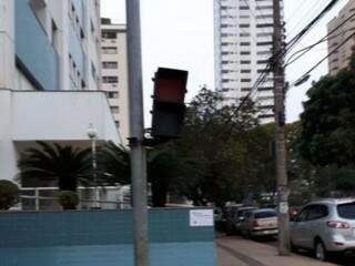O semáforo que serve para orientação do pedestre está desativado há quase um mês. (Foto: Direto das Ruas)