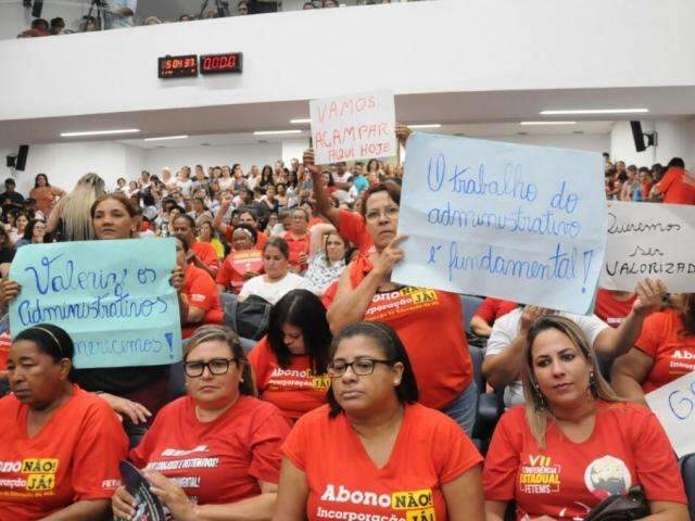 Administrativos da educa&ccedil;&atilde;o anunciam greve a partir de ter&ccedil;a-feira