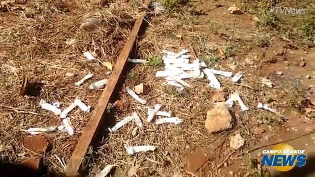 Morador encontra v&aacute;rias seringas descartadas em terreno baldio no Buriti