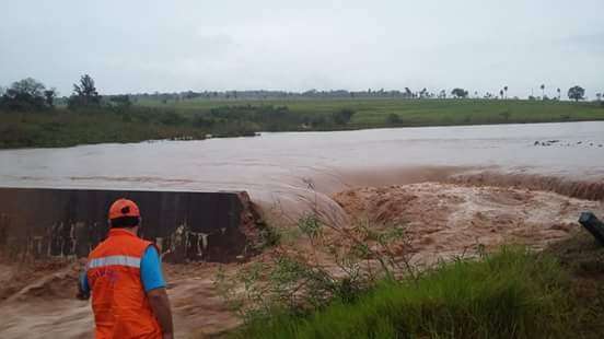 Rio Pira&iacute; transborda devido as chuvas e rompe barragem de munic&iacute;pio