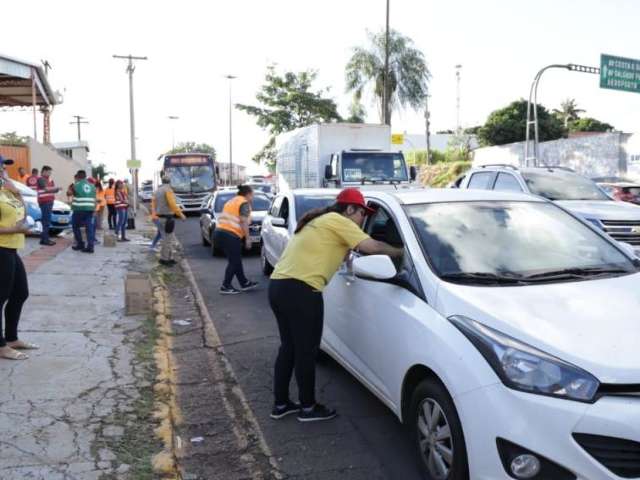 Para zerar mortes no tr&acirc;nsito, a&ccedil;&atilde;o distribui &aacute;gua em rotat&oacute;ria