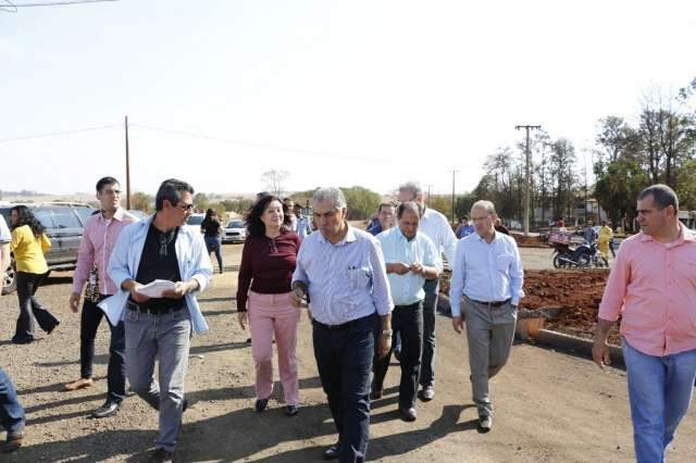 Reinaldo visita obras de saneamento e asfalto de R$ 58 milh&otilde;es