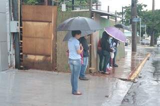 Usuários precisam se espremer na calçada, sem proteção da chuva ou sol. (Foto: Marcos Ermínio)