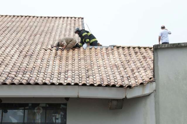 Bombeiros s&atilde;o chamados, mas padre controla princ&iacute;pio de inc&ecirc;ndio em igreja