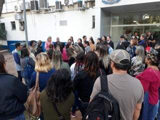 Grupo de pais e professores se reúnem em frente à Prefeitura de Campo Grande (Foto: Clayton Neves)