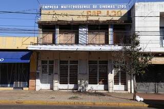 Obra do prédio do Cine Acapulco estacionou e parece abandonada. (Foto: Fernando Antunes)