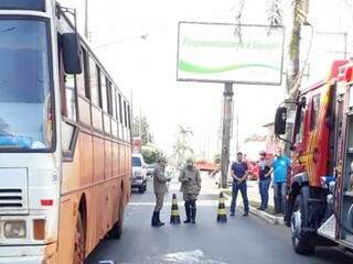 Ciclista foi atingida por ônibus que seguia na mesma direção ao desviar de outro coletivo. (Foto: Costa Leste News)