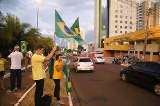 Manifestantes acenam bandeira em protesto contra o governo do PT. (Foto: Fernando Antunes)