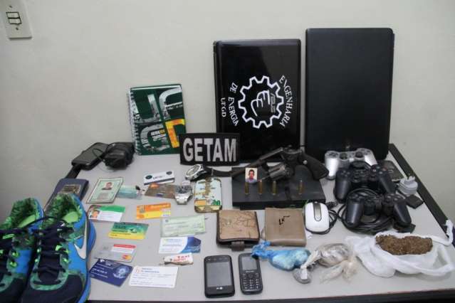 PM prende assaltante ap&oacute;s roubo com ref&eacute;ns em apartamento de universit&aacute;rios