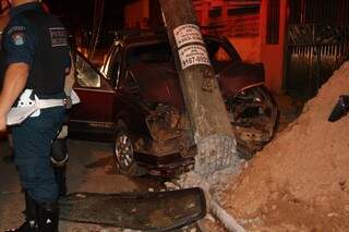 A frente do carro ficou destruída e o poste danificado. (Foto: Marcos Ermínio) 