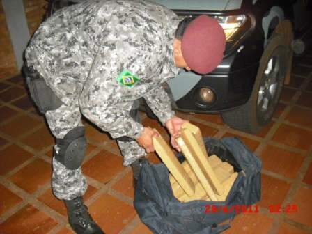  For&ccedil;a Nacional encontra bolsa cheia de droga em &ocirc;nibus