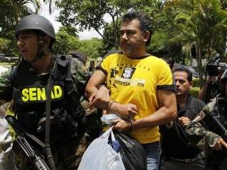 Jarvis Pavão no dia em que foi preso em sua fazenda na fronteira com MS, em 2009 (Foto: ABC Color)