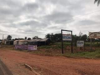 Faixa à esquerda das placas com nomes das fazendas próximas revela que grupo é ligado ao movimento Luta (Foto: Lucimar Couto)